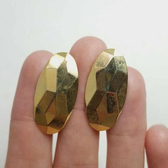 Vintage Gold Tone Oval Clip On Earrings, Angular Faceted Surface, Retro Estate - Picture 6 of 6
